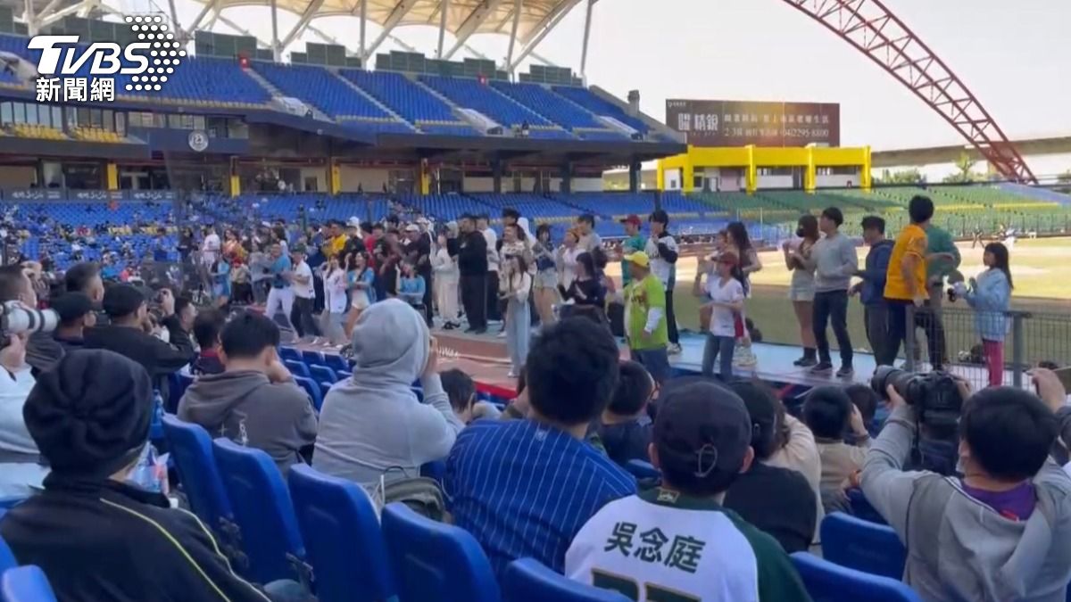冬盟進場人數創新高,許多球迷站上應援舞台跳舞。(圖/讀者提供)