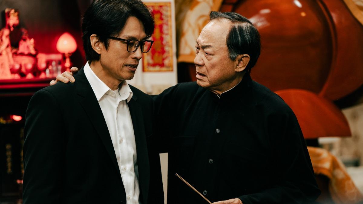 許冠文、黃子華兩代喜劇泰斗在《破‧地獄》中聯手合作。(圖/華映提供)