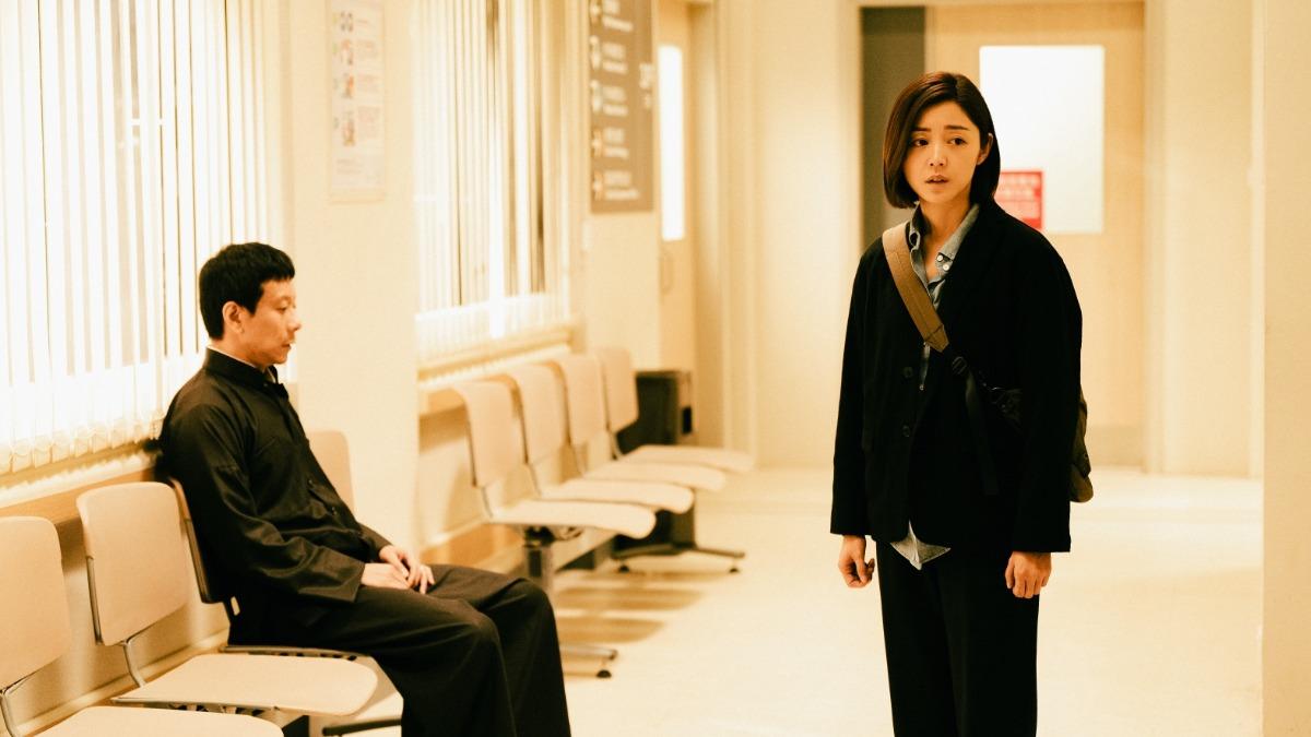 朱栢康、衛詩雅在片中飾演兄妹,彼此價值觀卻多有衝突。(圖/華映提供)