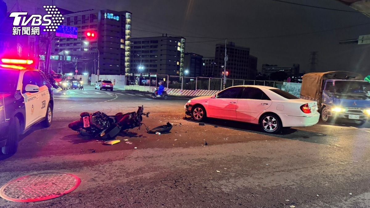 機車闖紅燈當場被小轎車撞飛,造成2人受傷送醫。(圖/TVBS)