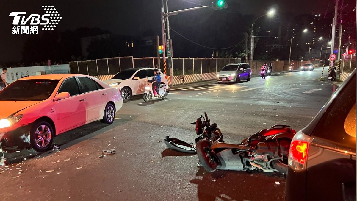 機車闖紅燈當場被小轎車撞飛,造成2人受傷送醫。(圖/TVBS)