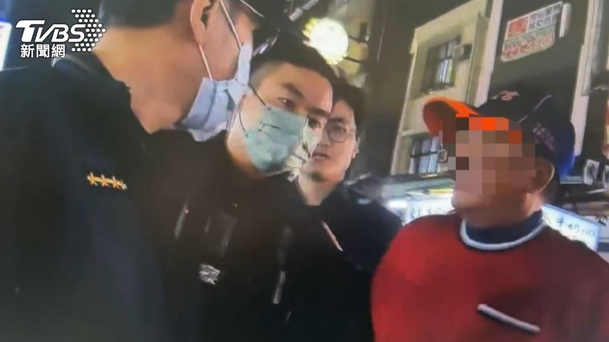 高雄六合夜市阿伯遭警「大陣仗包圍帶走」傻眼真相...搶廁所