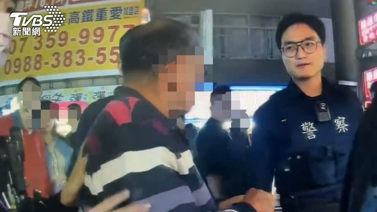 阿伯因為在超商排隊廁所先來後到的問題發生口角推擠。（圖／TVBS）