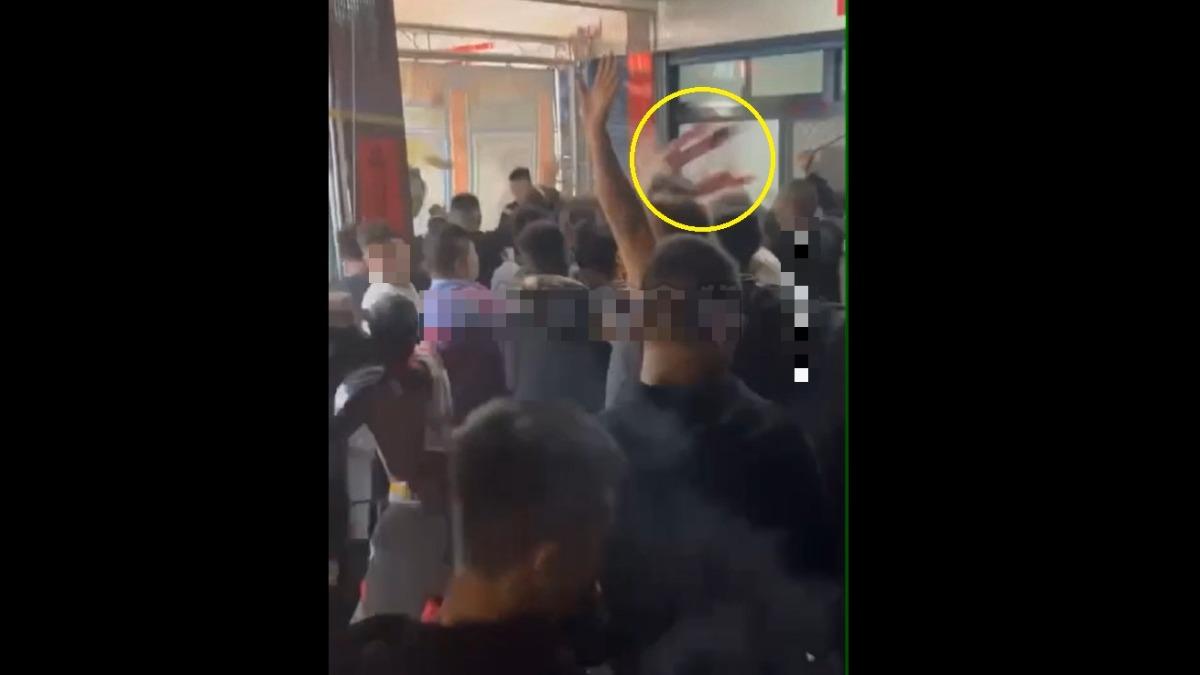 塑膠椅被抄起打人。（圖／左：翻攝自黑色豪門企業）