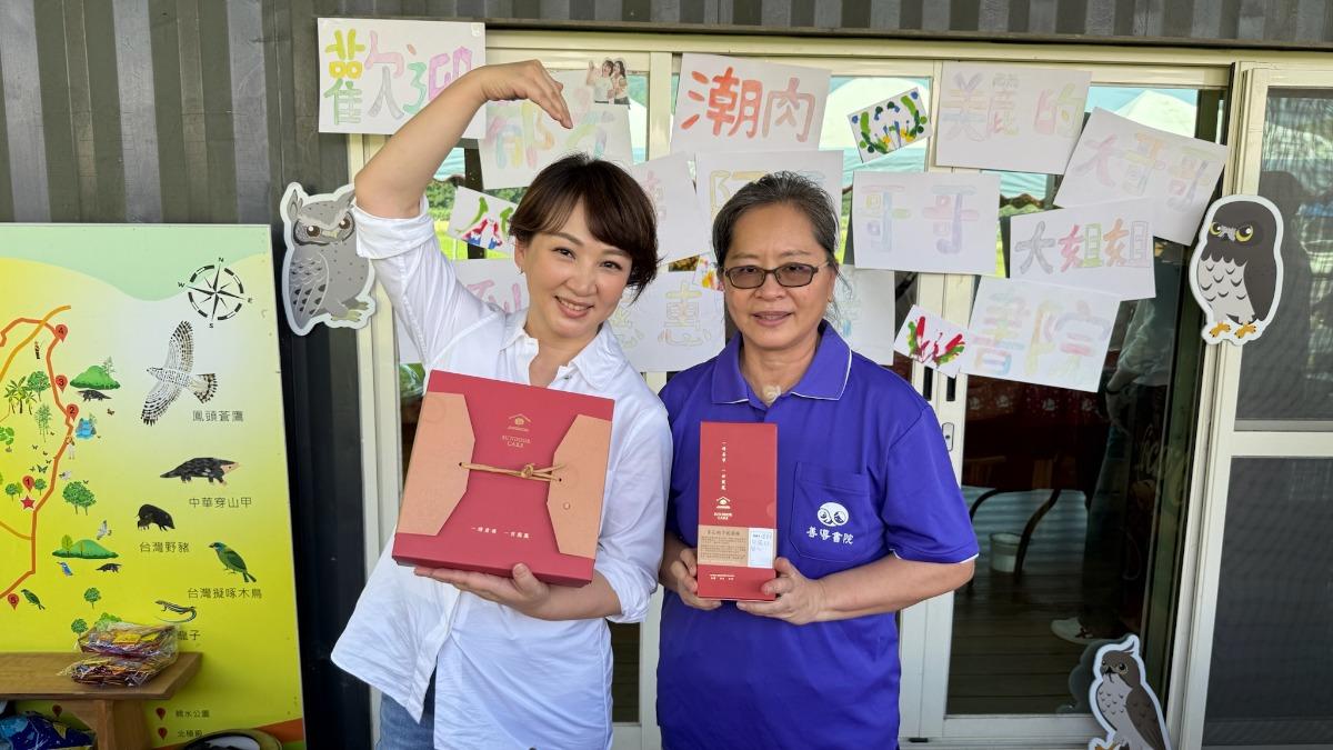 郁方(左)擔任善導書院慈善大使,與院長陳文靜合照。(圖/星之國際提供)
