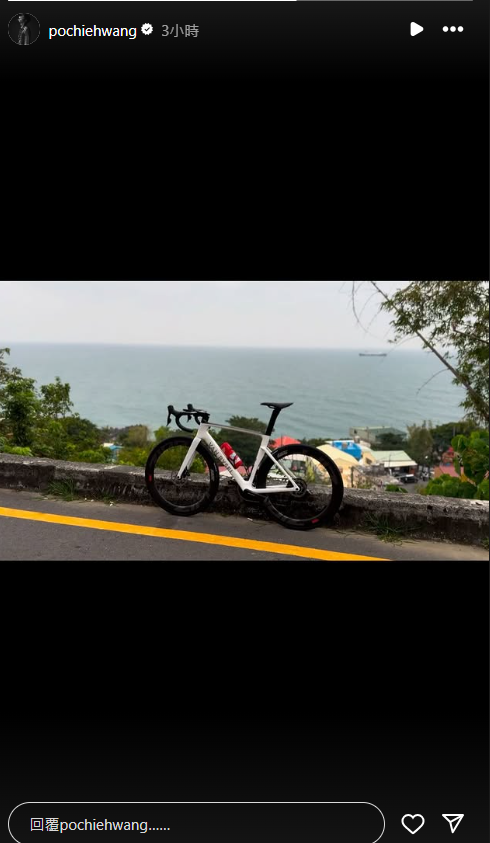 王柏傑PO出一張腳踏車及海景的照片。（圖／翻攝自王柏傑IG）