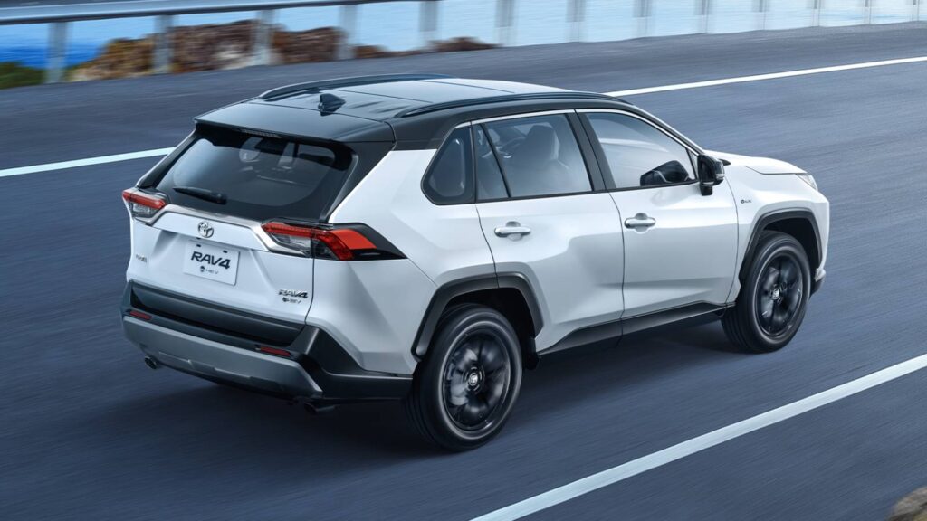 RAV4曜黑魅影版車尾、車頂亦有黑化裝飾。（圖／Toyota提供）