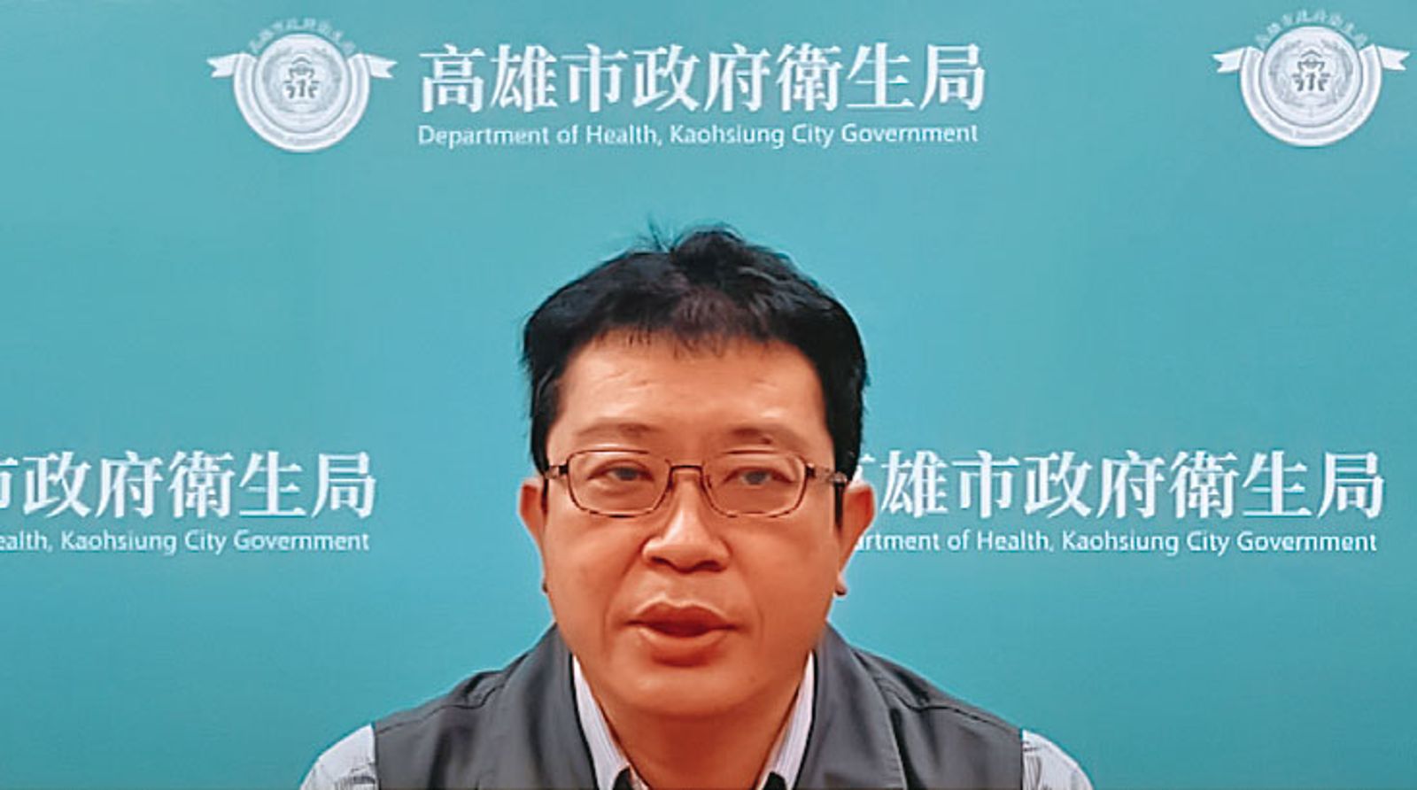 馮明珠在高雄市衛生局科長陳建榮（上圖）的臉書留言諷刺稱遭「踐踏」，還爆料對方曾請託掛號、病房，因而鬧出後續拔官爭議。（圖／翻攝畫面）
