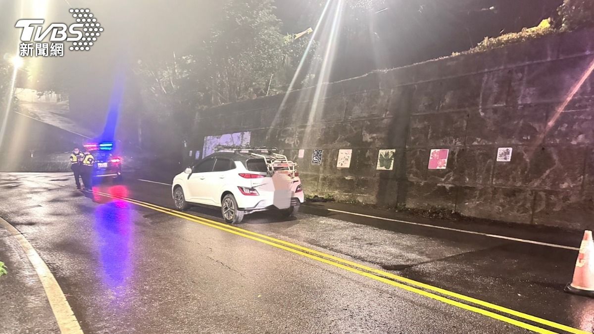 詭異!新北男疑精神恍惚呆坐路中 遭休旅車迎面猛撞慘死