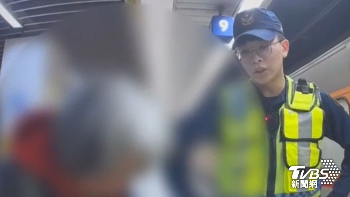 女乘客涉嫌逃票躲廁所，鐵警助列車長協調。（圖／TVBS）