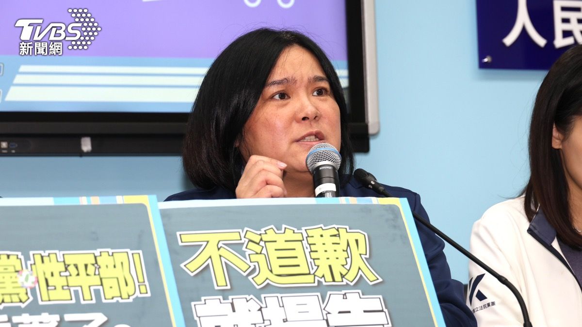 藍委陳玉珍氣得大罵綠委吳沛憶「假面立委」。(圖/潘建樺攝)
