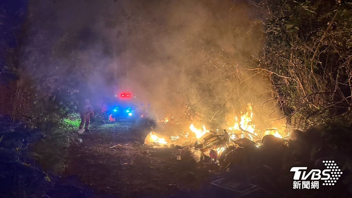 濃煙亂竄臭死了!是誰半夜縱火燒垃圾 山區大火驚醒居民