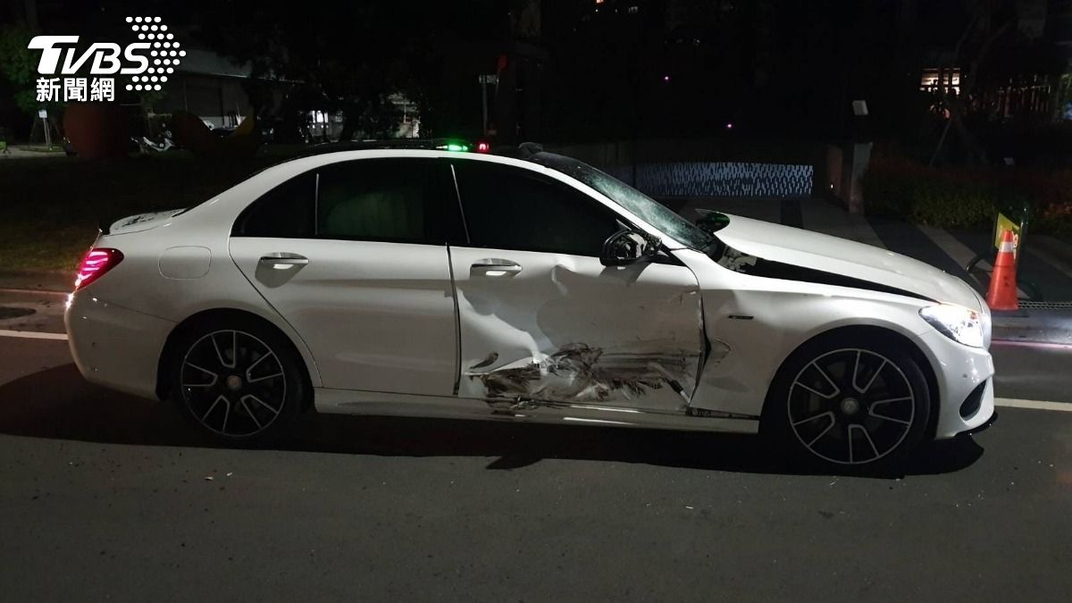 小轎車被砸毀。(圖/TVBS)