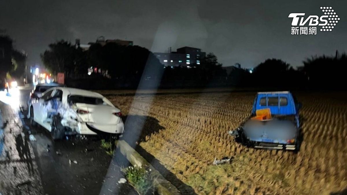 有片/桃園男酒駕撞2車烏龜翻 小貨車慘被「撞進田裡」