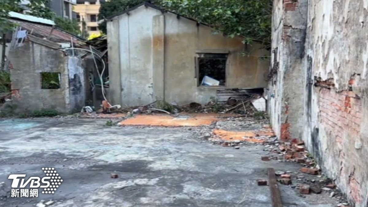 縱火案釀八亡，正義輪胎行兩年後成廢墟。（圖／TVBS）