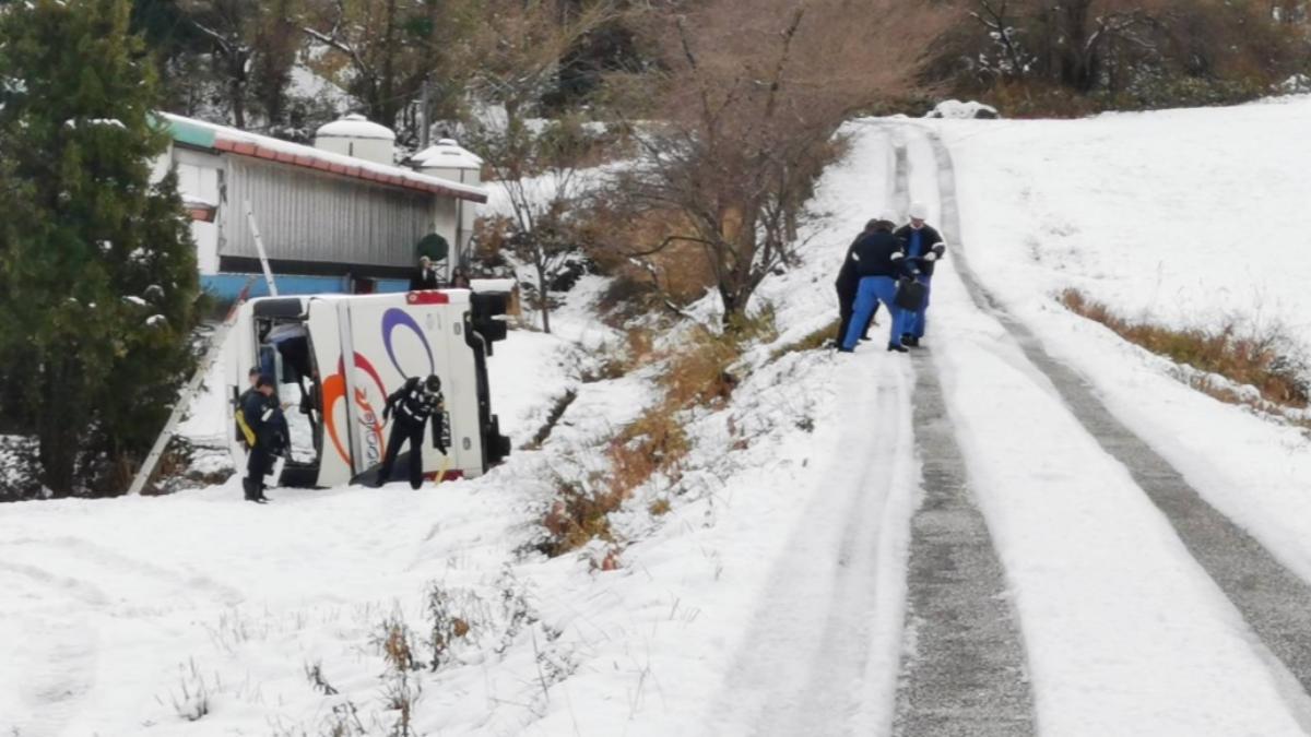 日本岡山遊覽車疑雪地打滑翻覆 11人緊急送醫