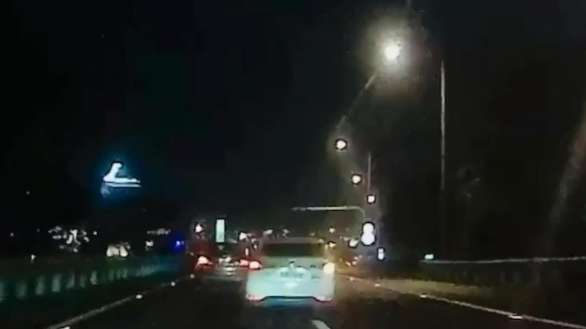 該逼車車輛出隧道立即切換車道超車。（圖／民眾提供）