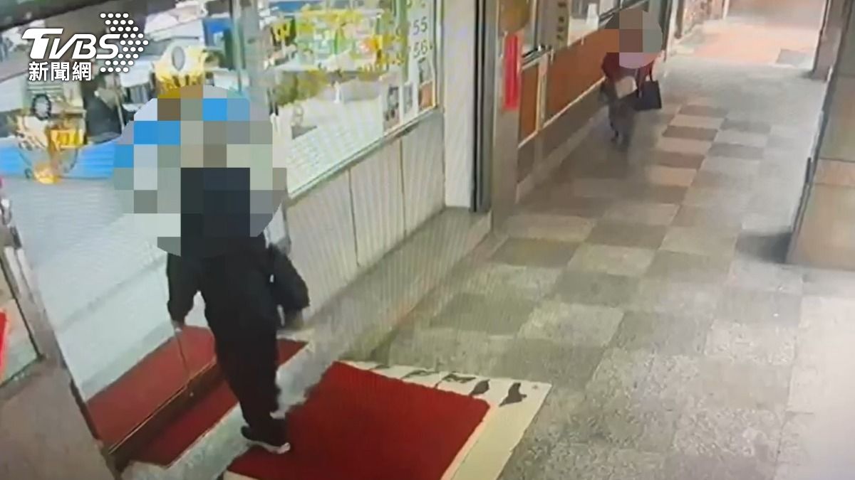 林男把妻子推下樓後到派出所投案。(圖/TVBS)