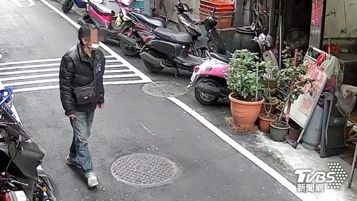 黑衣男徘徊住宅巷弄，竊女房仲臭豆腐。（圖／TVBS）