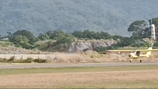 獨家畫面/屏東輕航機剛起飛就熄火 「墜機猛撞圍牆」瞬間曝