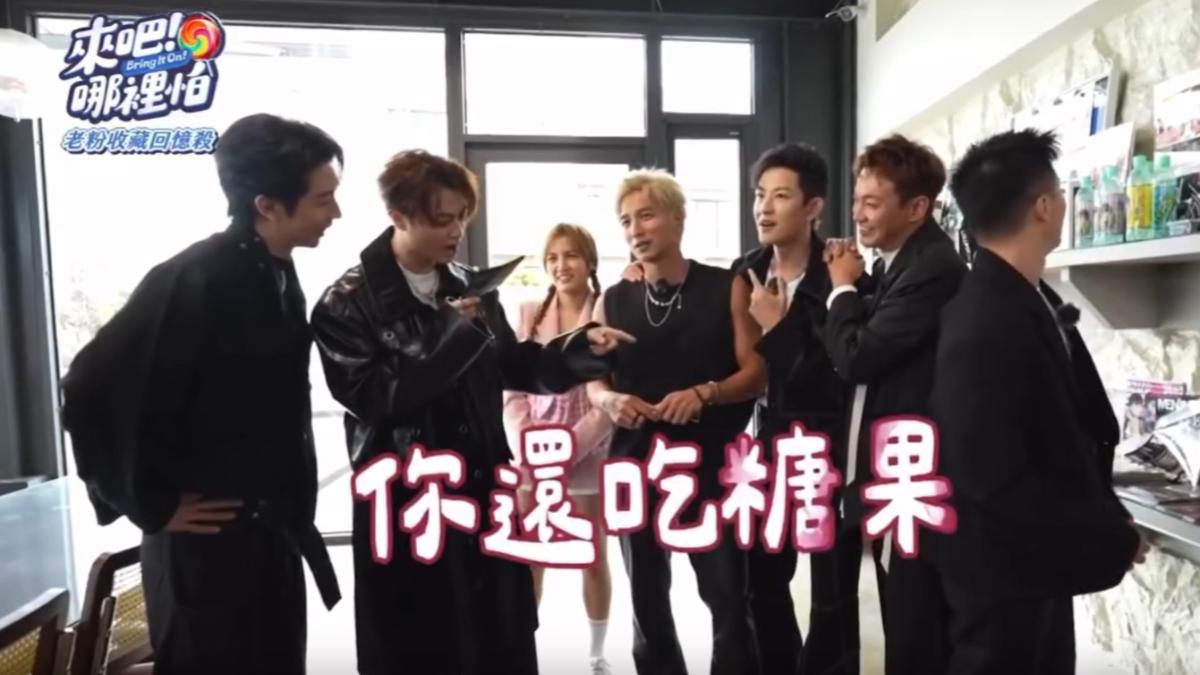 王子（左2）解釋JPM裡〈月球漫步〉有句歌詞在嗆棒棒堂。（圖／TVBS）