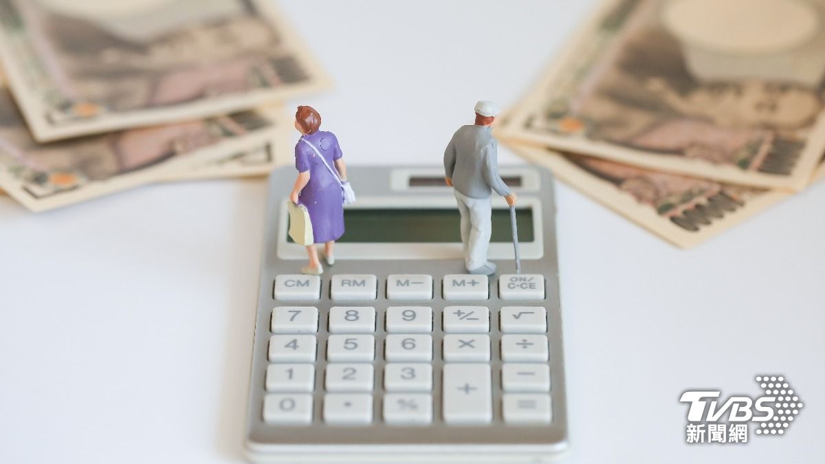 日本老翁一肩扛起家中的所有支出。(圖／達志影像Shutterstock)