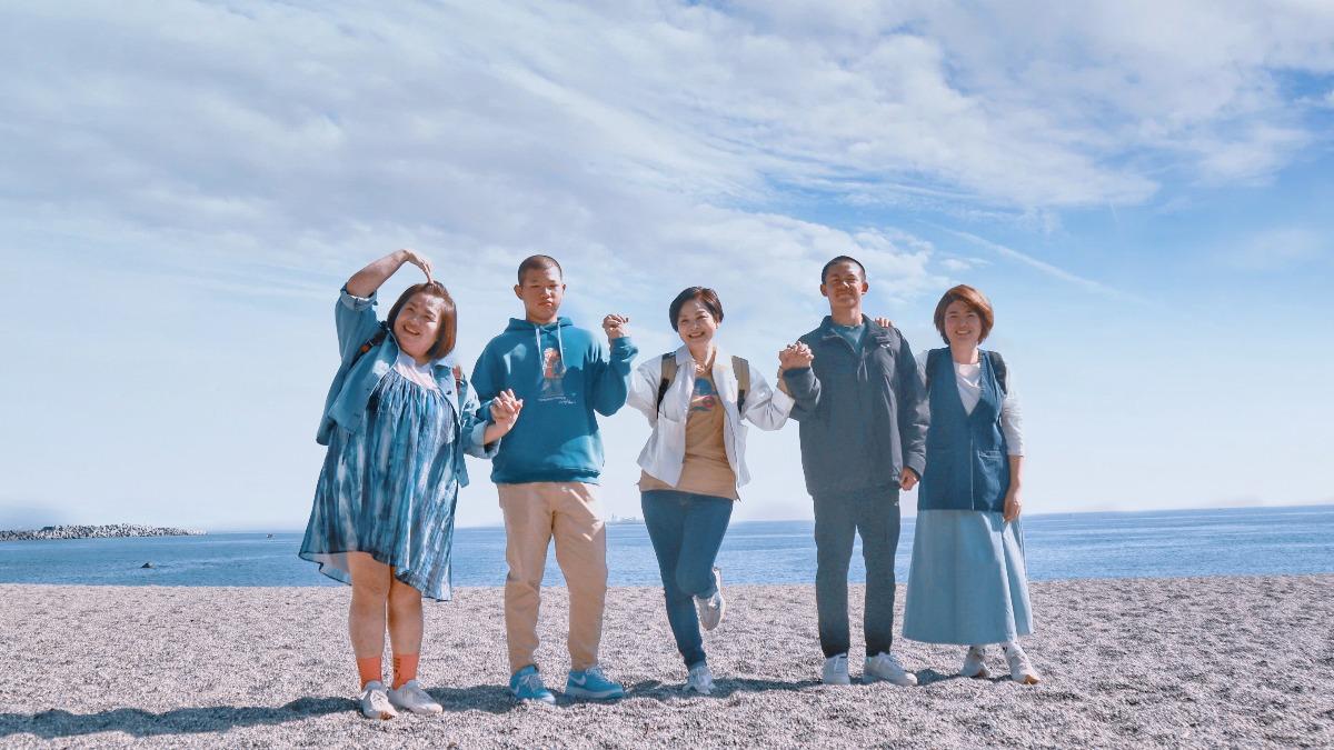 3位姐姐帶2位球員到海邊玩。（圖／桂田文化藝術基金會、桂田文創提供）