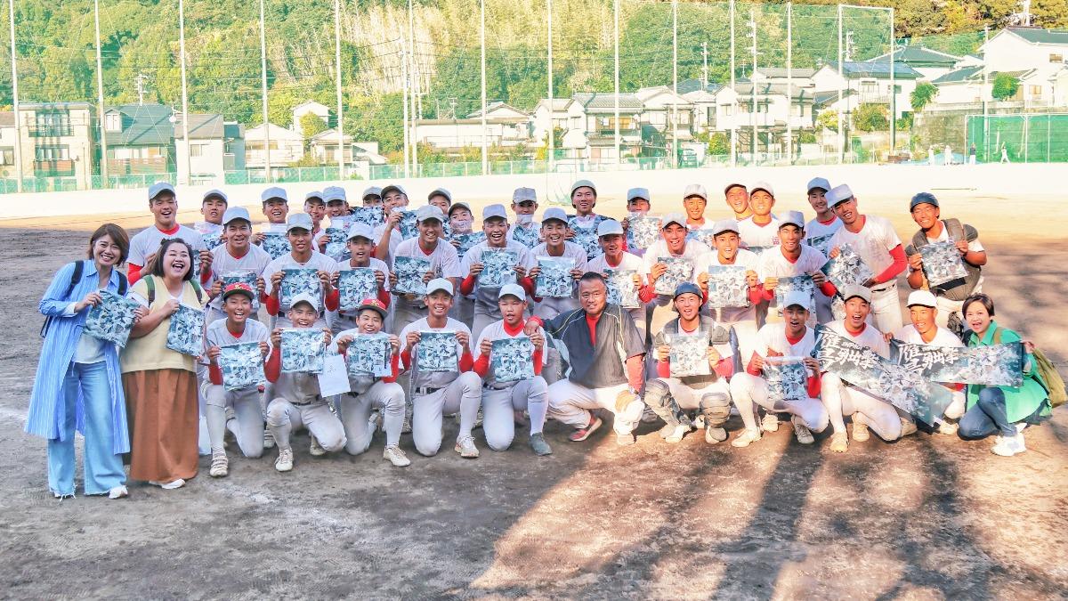 楊貴媚、鍾欣凌和嚴藝文為練習的棒球隊隊員加油。（圖／桂田文化藝術基金會、桂田文創提供）