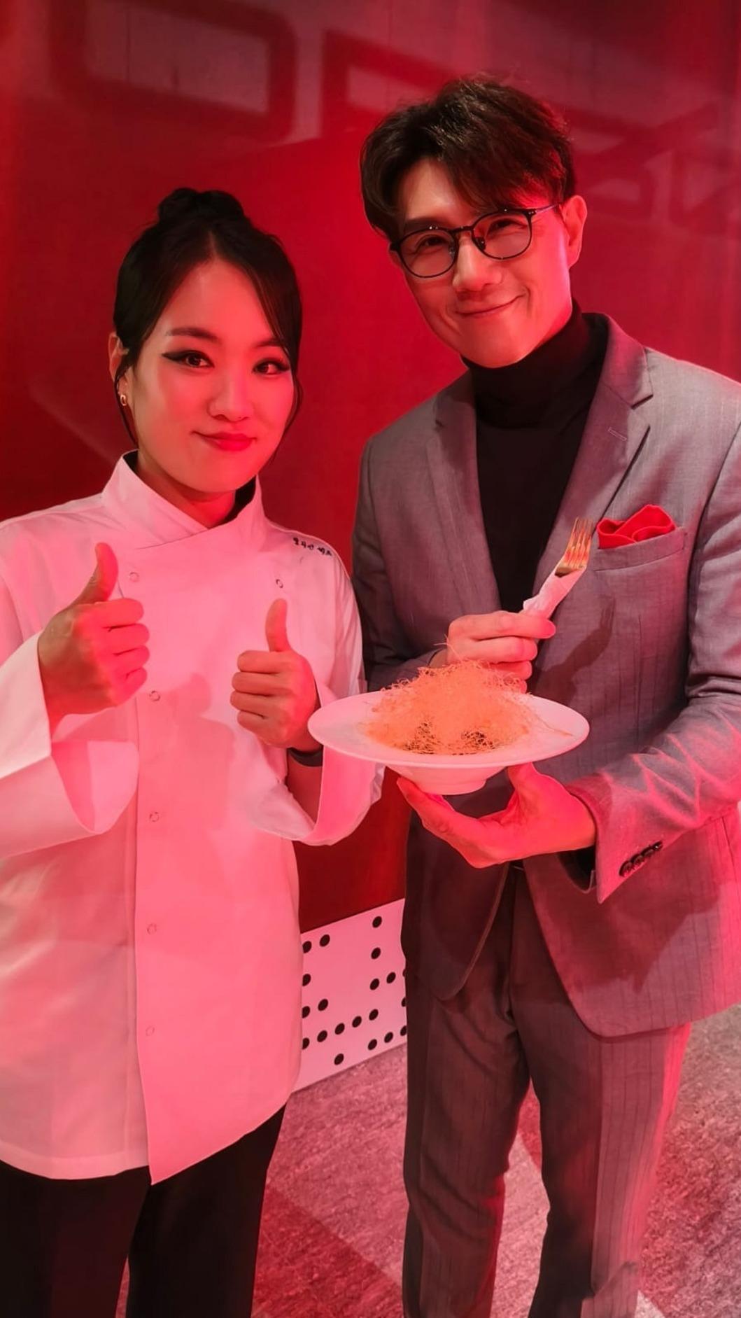 蔣偉文(右)開心品嚐「港點女王」鄭智善的料理。(圖/艾迪昇傳播提供)