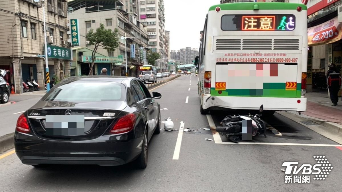 沒駕照別上路　18歲女高中生騎機車撞公車險遭輾