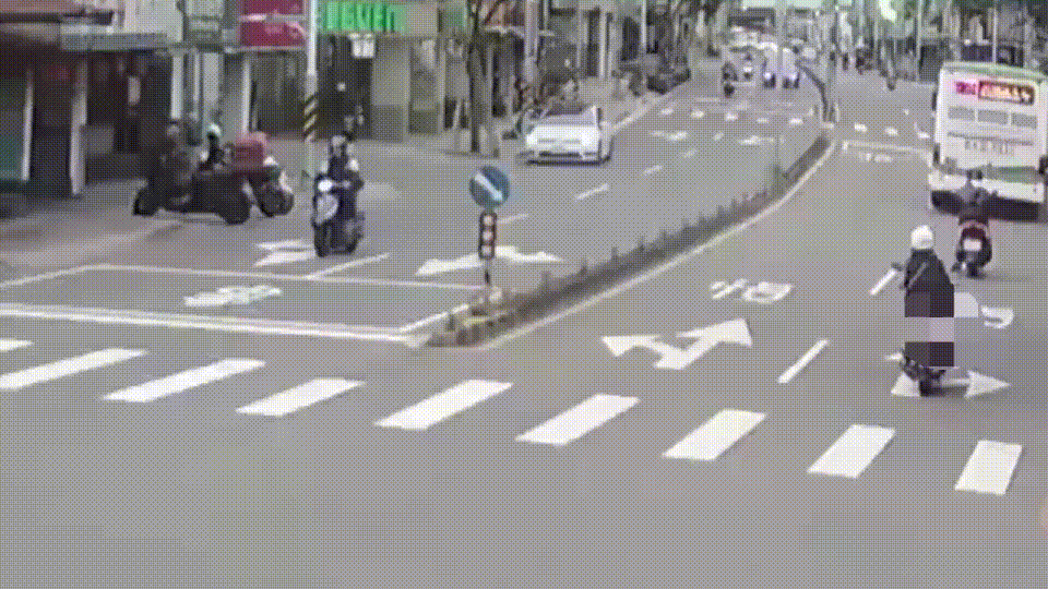 無照撞公車,18歲女高中生險遭輾。(圖/TVBS)