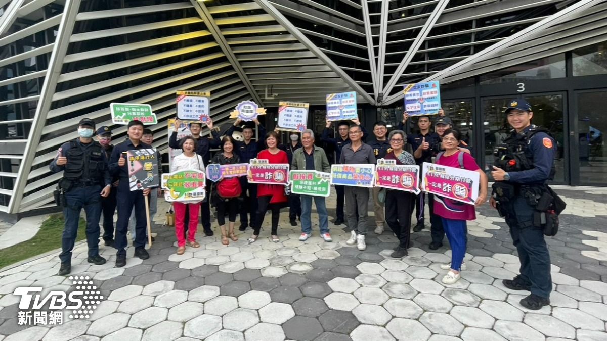 高雄市保安警察大隊與高雄騎警隊在高雄流行音樂中心與市民互動。(圖/TVBS)