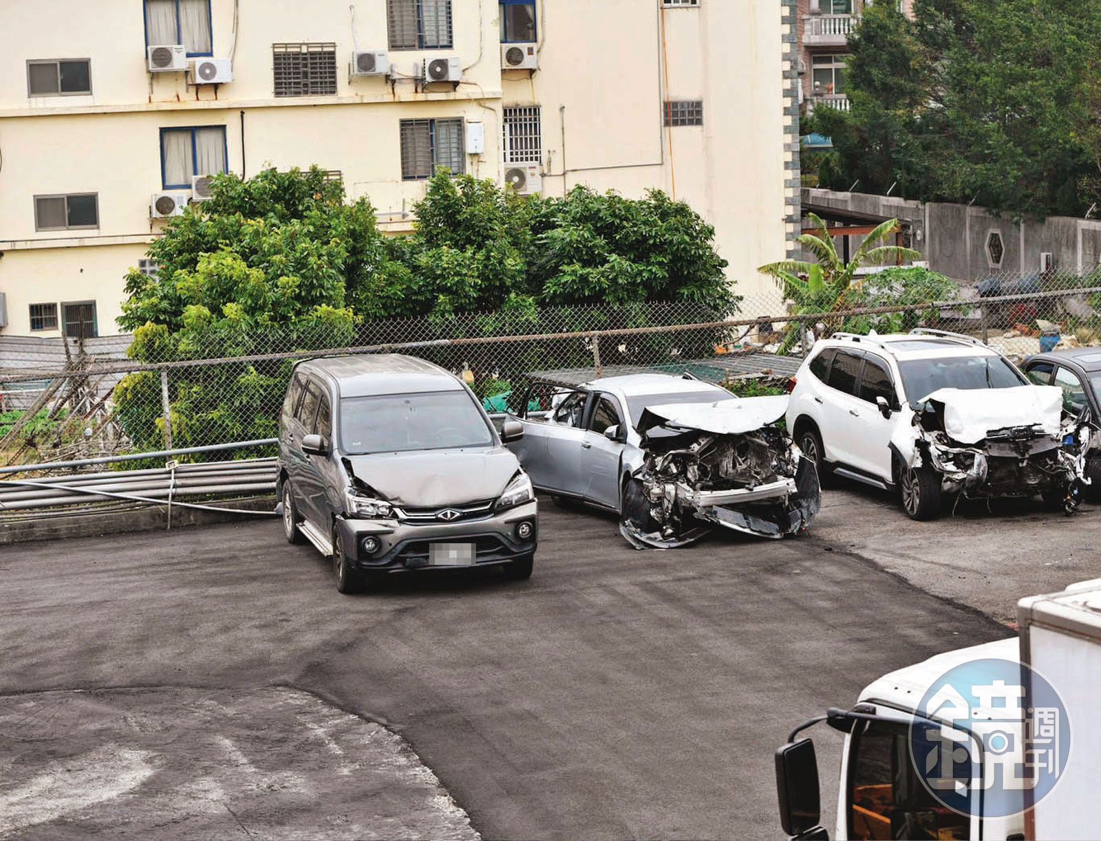 陳梅慧所乘UBER計程車(中)遭嚴重追撞,慘遭前車(左)、後車(右)夾擊,不幸喪命枉死。(圖/鏡週刊)