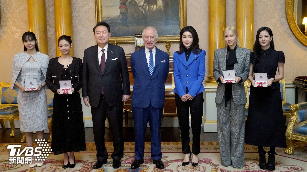 金建希(左3)曾在2023年與BLACKPINK受邀參加英國王室國宴。(圖/達志影像路透社)