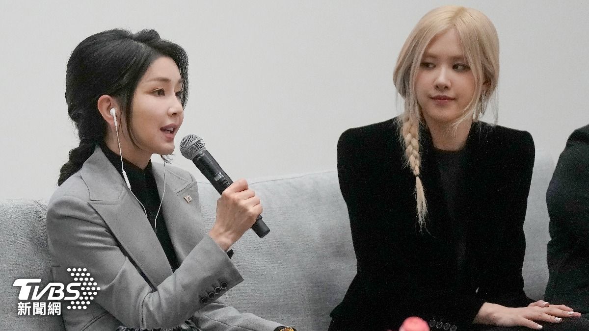 金建希去年與BLACKPINK成員Rosé同框時,驚人顏值再度受到廣泛討論。(圖/達志影像美聯社)