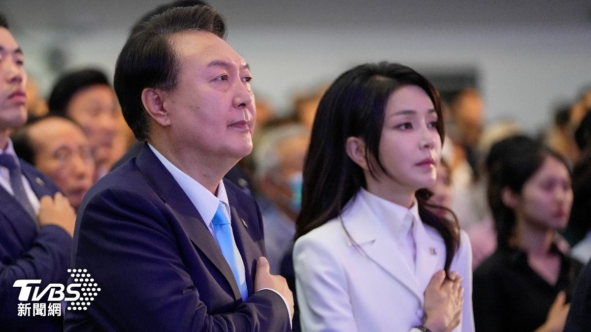 金建希在2022年成為尹錫悅的強力吸票機,甚至有粉絲為她成立後援會。(圖/達志影像美聯社)