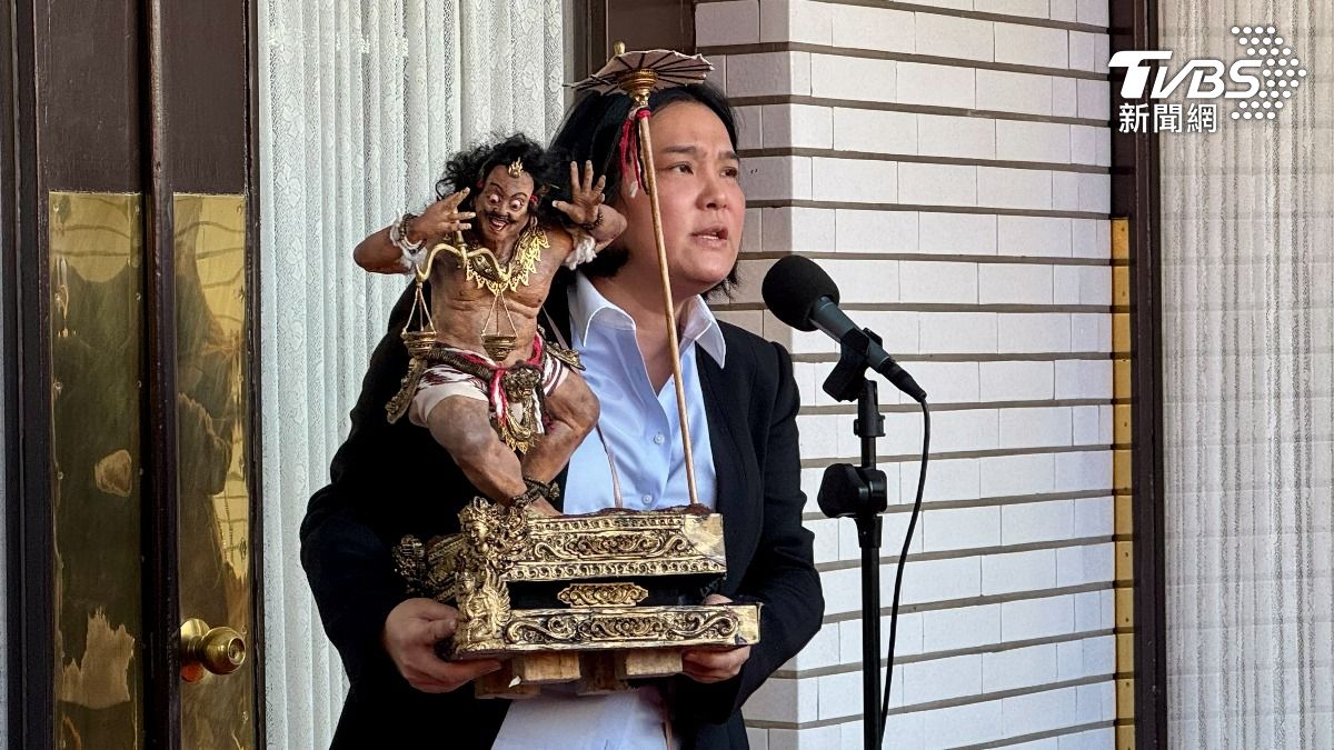 陳玉珍今日攜帶印尼神像前來立院質詢司法院長被提名人張文貞。(圖/劉庭宇攝)