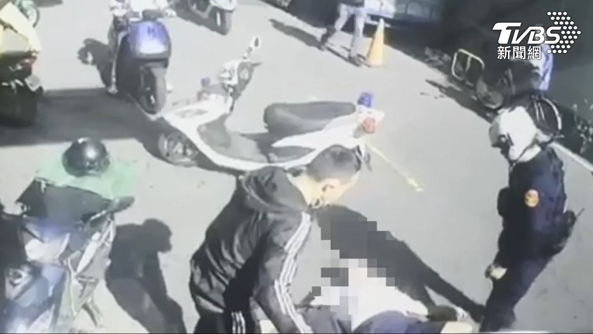 警員發現襖翁昏倒後,立即上前關切。(圖/TVBS)