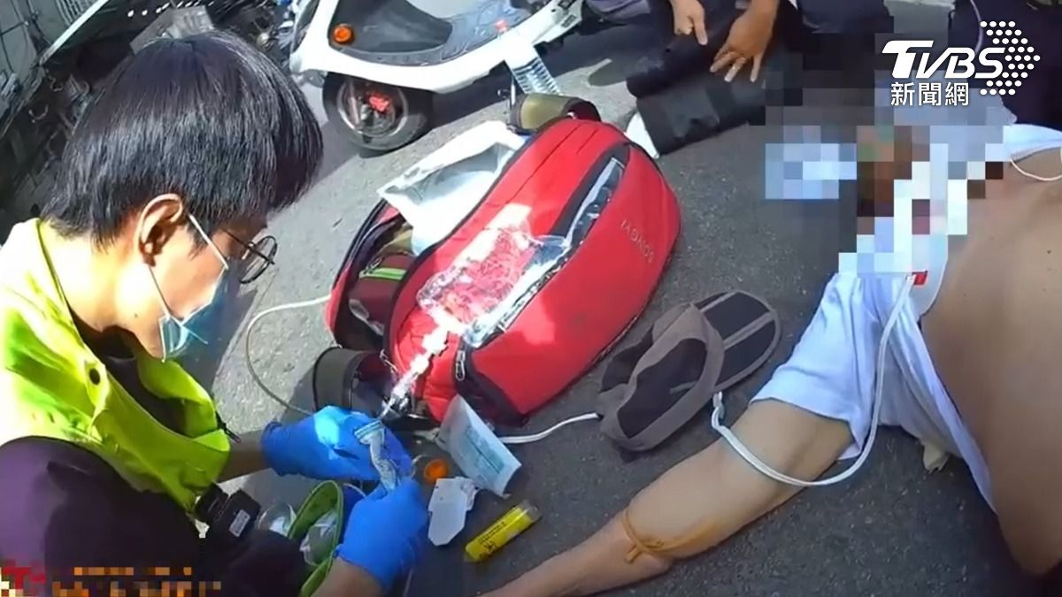 警消人員到場接手搶救昏倒老翁。(圖/TVBS)