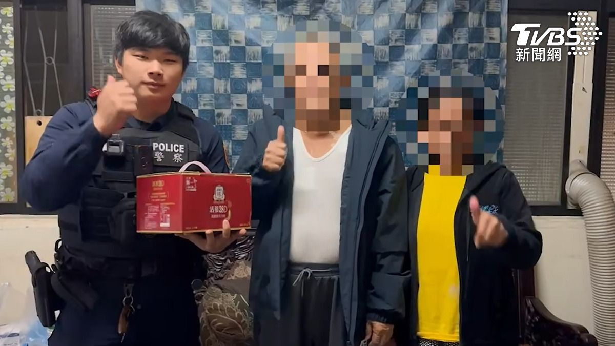 老翁日前已康復出院,還與熱心救人的警員開心合影留念。(圖/TVBS)