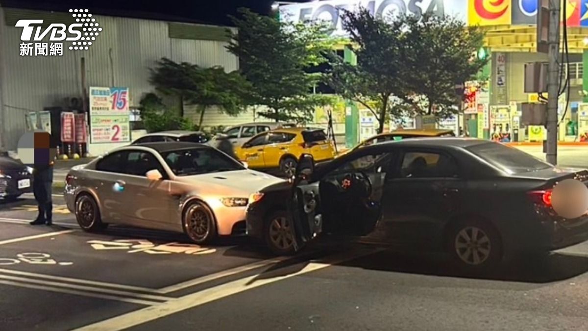 黑車駕駛酒駕逆向撞上對向來車。(圖/TVBS)