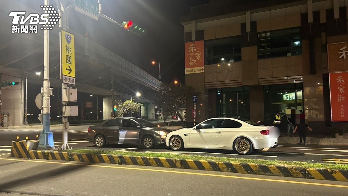 黑車駕駛酒駕逆向撞上對向來車。(圖/TVBS)