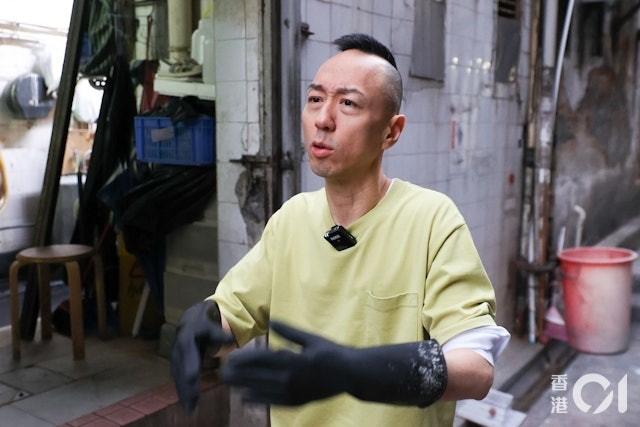 戴耀明在茶餐廳打工，為客人點餐、擦桌子、洗碗，以及倒垃圾等工作。（圖／香港01提供）