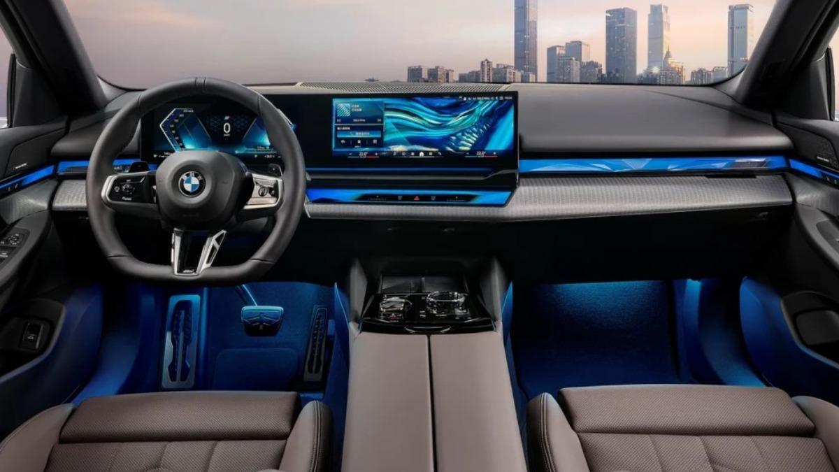 BMW為520i Touring M Sport配備環繞光幕與BMW OS 8.5作業系統。(圖/BMW提供)