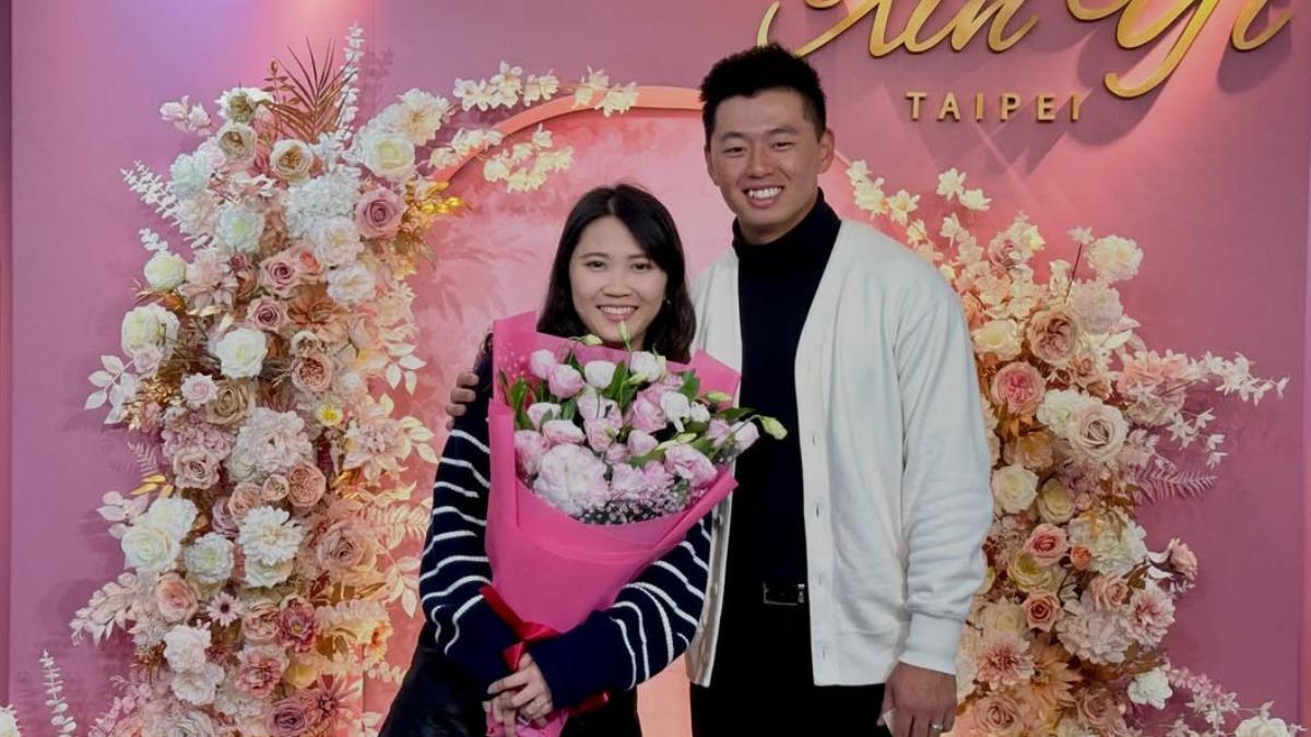 林家正見證鄭宗哲登記結婚　他笑喊：別擔心家政婦還是空的