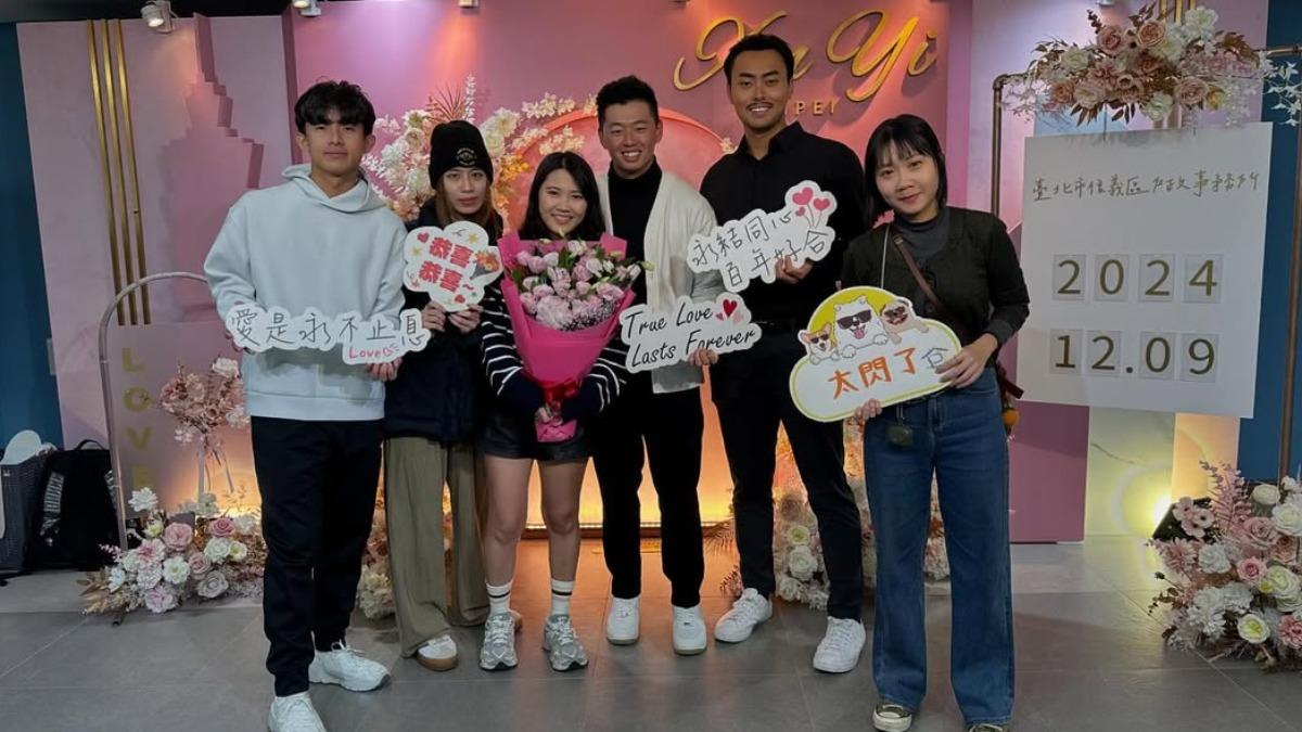 旅美好手鄭宗哲和老婆登記結婚，捕手林家正也到場當見證人。（圖／翻攝鄭宗哲IG）