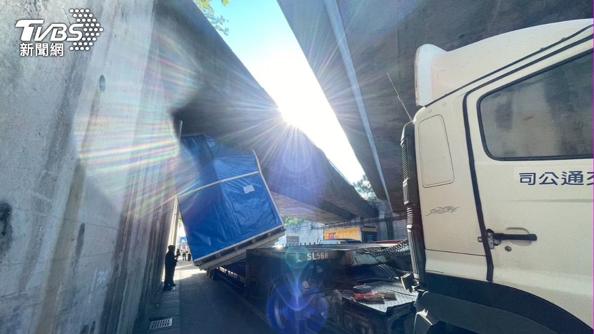 尷尬!台66聯結車載「大型科技廠貨物」 下秒慘卡橋墩