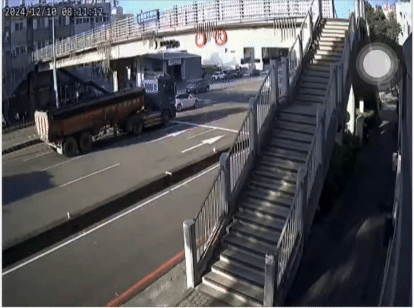 貨櫃車撞上陸橋瞬間。(圖/TVBS)