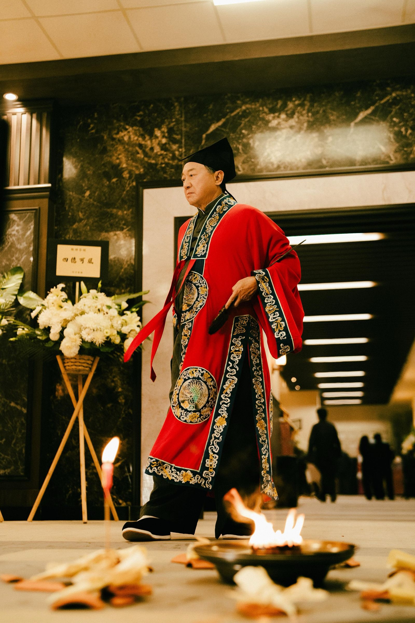 82歲的許冠文為戲特學破地獄儀式。(華映提供)