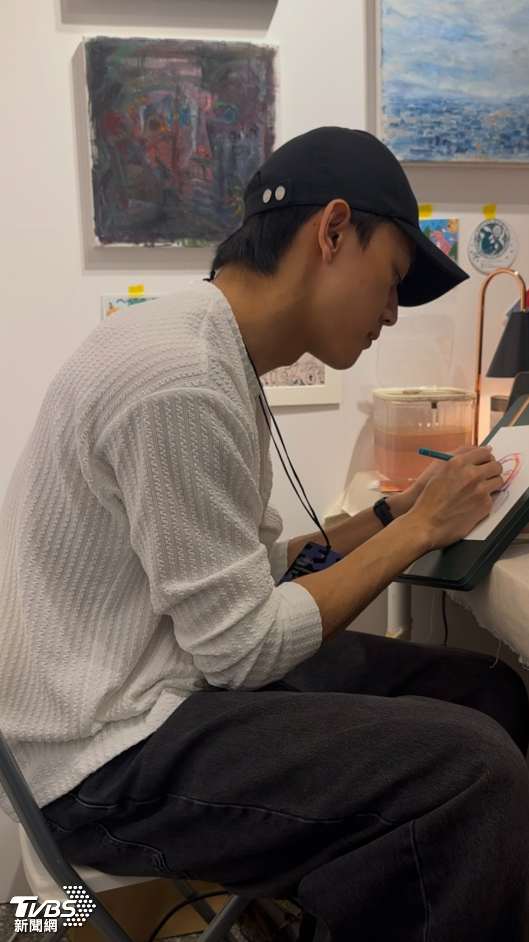 周大為在畫展現場速寫。(圖/陳郁文攝)